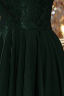 210-3 NICOLLE - sukienka z dłuższym tyłem z koronkowym dekoltem - CIEMNA ZIELEŃ - S